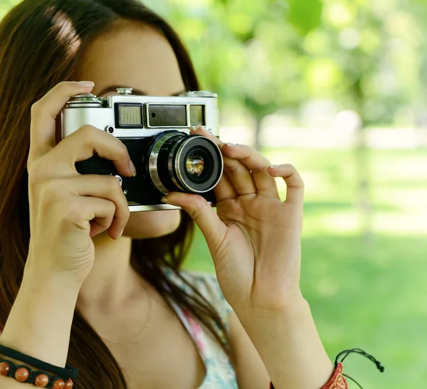 女性保持しているレトロなカメラ — ストック写真