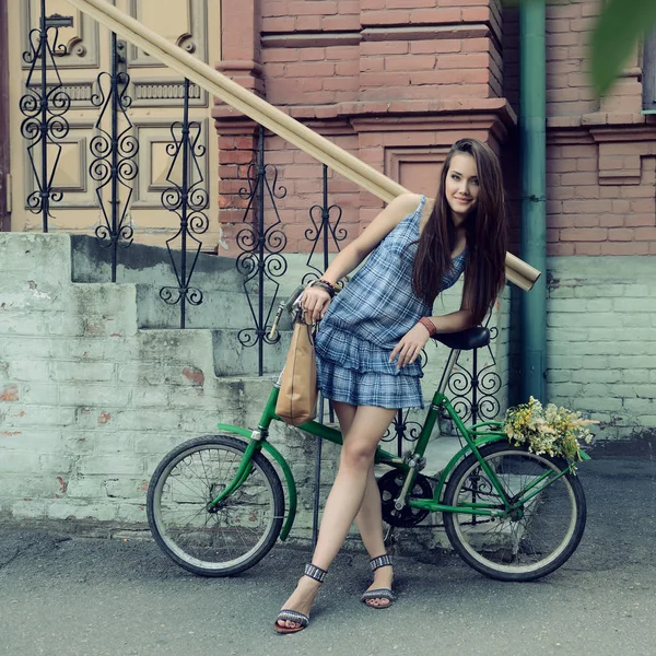 Junge Frau mit Fahrrad — Stockfoto