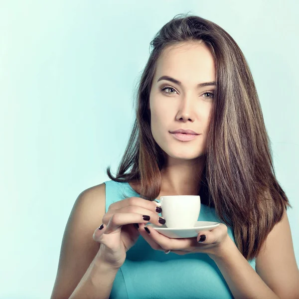 Woman holding cup of coffee — Stock Photo, Image