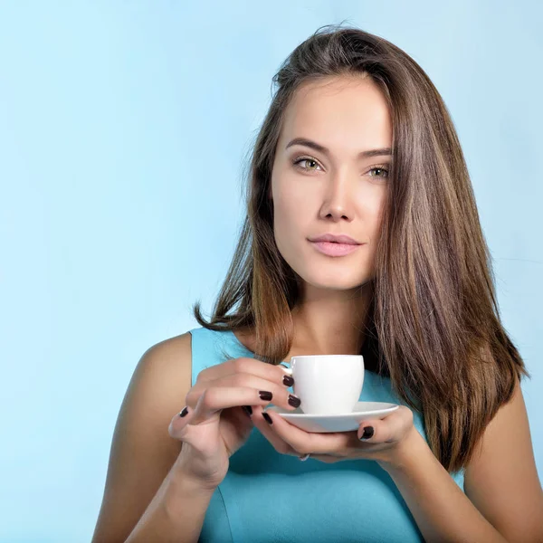Woman holding cup of coffee — Stock Photo, Image