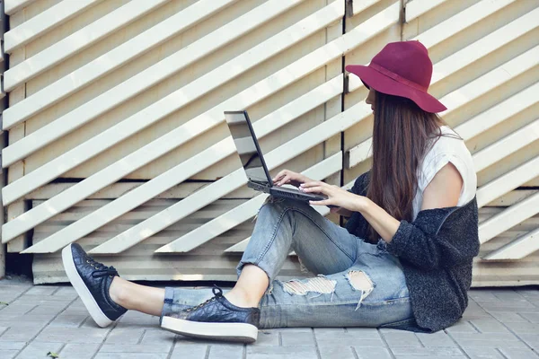 Mulher usando laptop — Fotografia de Stock