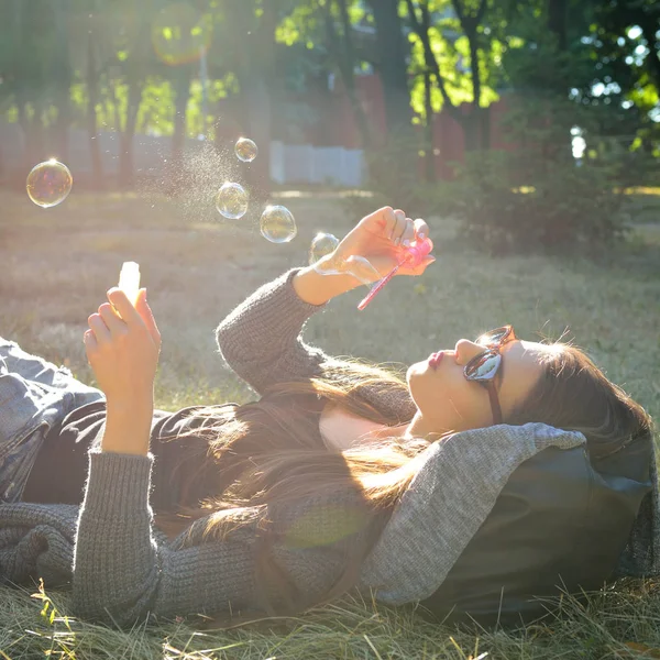 Femme soufflant des bulles — Photo