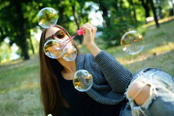 Mujer soplando burbujas — Foto de Stock