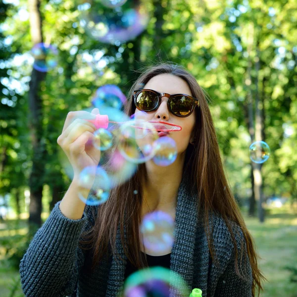 Mujer soplando burbujas de jabón —  Fotos de Stock