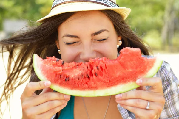 Woman eating watermelon — Stock Photo, Image