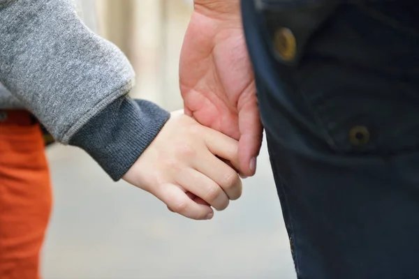 Manos de padre e hijo — Foto de Stock