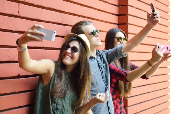 Přátel pózuje s chytrý telefon — Stock fotografie