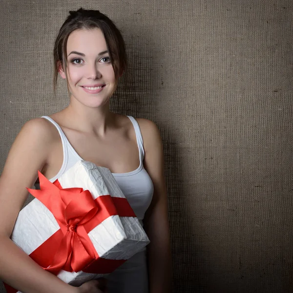 Menina alegre com caixa de presente — Fotografia de Stock