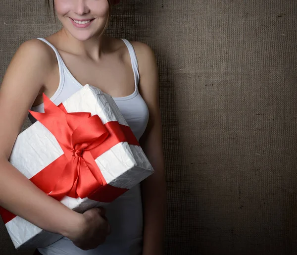Chica alegre con caja de regalo —  Fotos de Stock