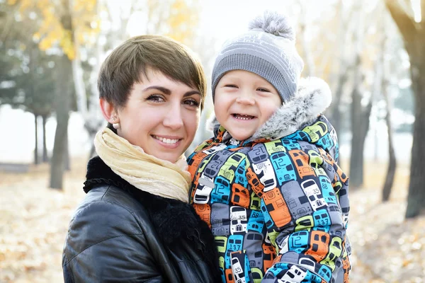 Mère tenant son petit fils — Photo