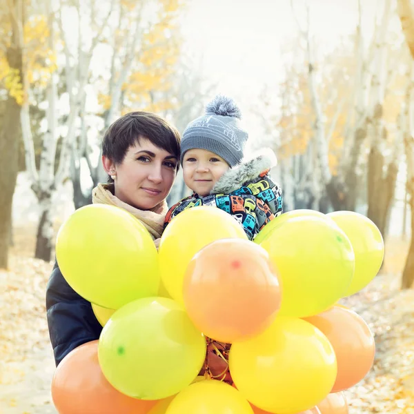 Anne holding oğul ve balon — Stok fotoğraf