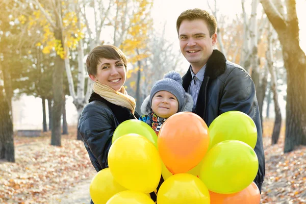 Familia feliz en el parque de otoño —  Fotos de Stock