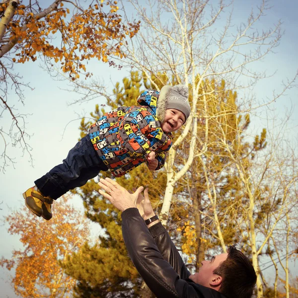 Kleiner Sohn im Herbstpark — Stockfoto