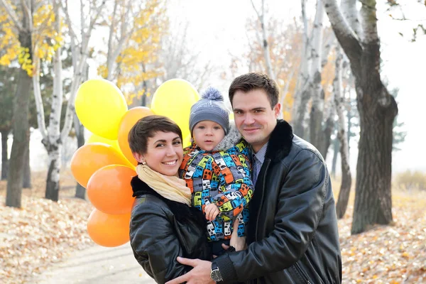 Famille heureuse dans le parc d'automne — Photo