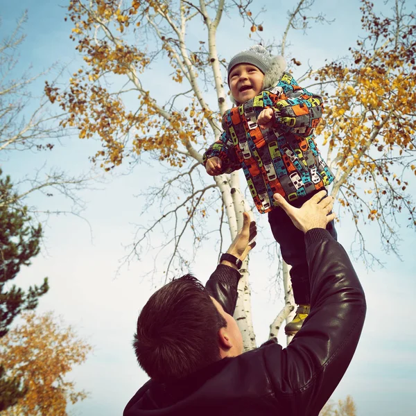 秋の公園で幼い息子 — ストック写真