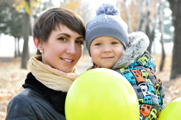 Мать держит сына и воздушные шары — стоковое фото