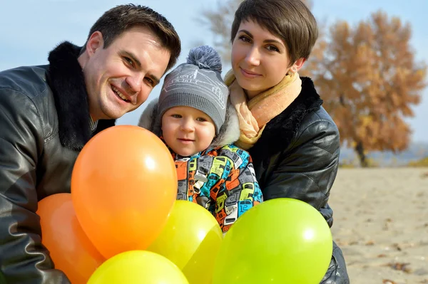 Boldog család az őszi parkban — Stock Fotó