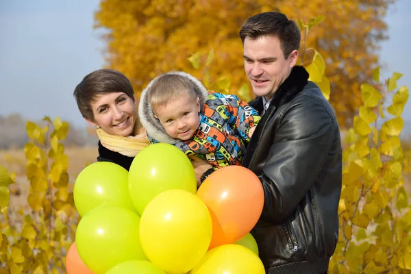 Famille heureuse dans le parc d'automne — Photo