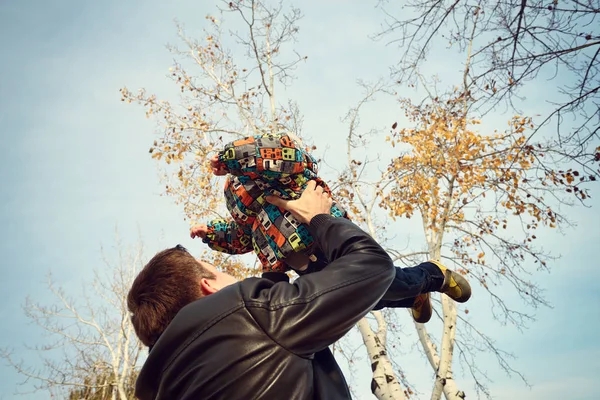 Pai joga para cima pequeno filho — Fotografia de Stock