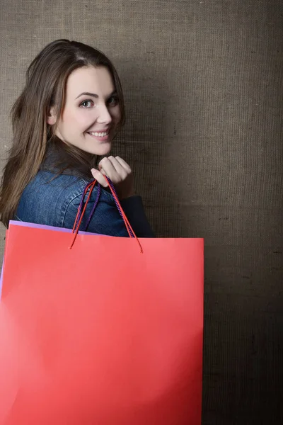 Femme tenant des sacs à provisions — Photo