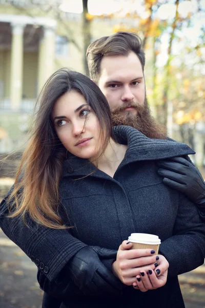 Casal de moda no parque — Fotografia de Stock