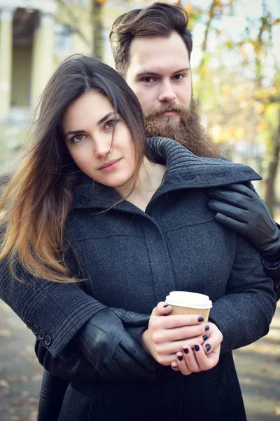 Casal de moda no parque — Fotografia de Stock