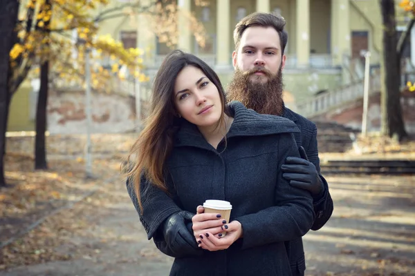 Casal de moda no parque de outono — Fotografia de Stock