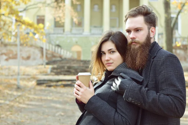 Fashion couple in autumn park — Stock Photo, Image