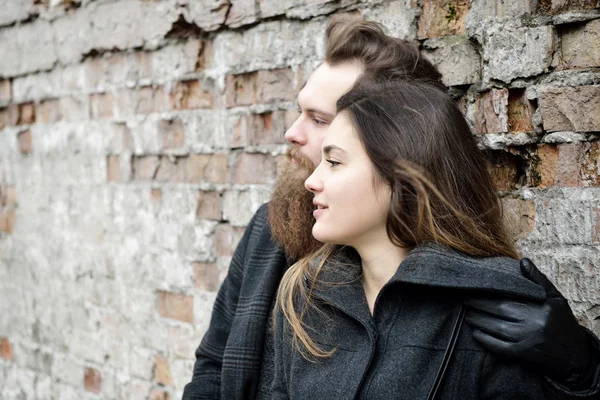 Jovem casal no parque — Fotografia de Stock