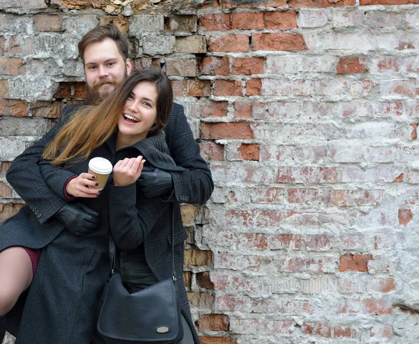 Jeune couple dans le parc — Photo