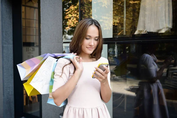 Mujer sosteniendo bolsas — Foto de Stock