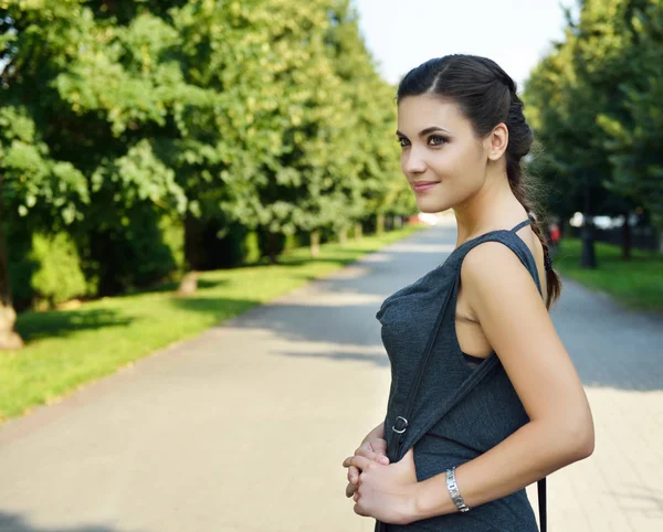 Mujer joven caminando en la ciudad — Foto de Stock