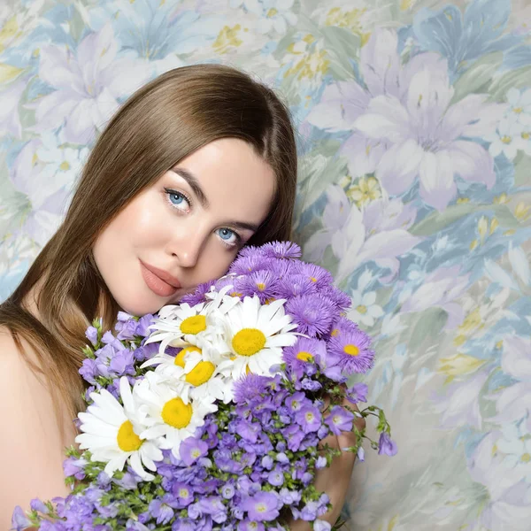 Schoonheid vrouw met bloemen — Stockfoto