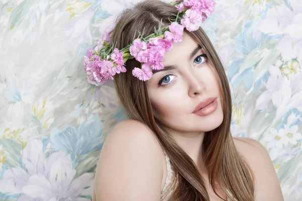 Schoonheid vrouw met bloemen — Stockfoto