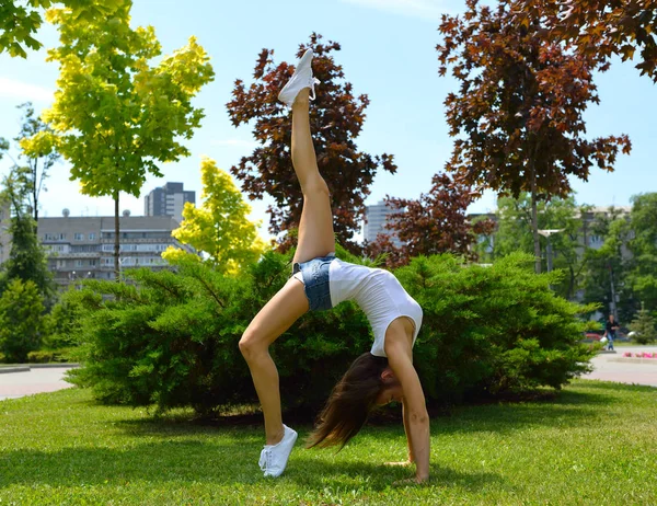 Дівчина танцюрист позує в парку — стокове фото
