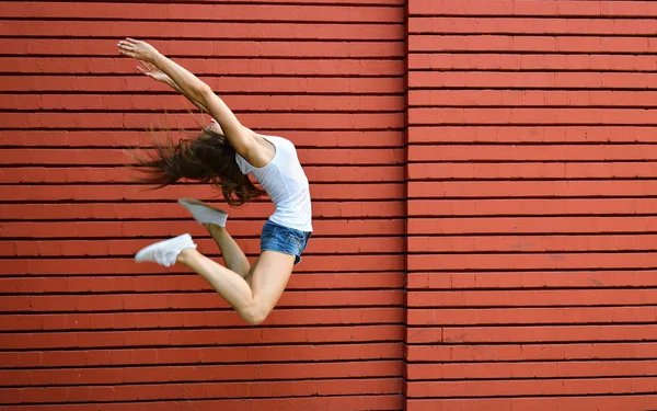 Дівчина-підліток танцює і стрибає — стокове фото