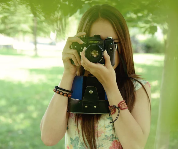 Жінка тримає ретро камеру — стокове фото