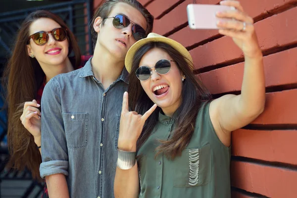 Amigos posando con teléfono inteligente — Foto de Stock