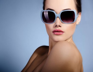 güneş gözlüklü kadın moda