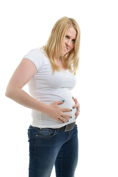 超重的年轻女人摸着她的肚子 在白色的背景上 — 图库照片