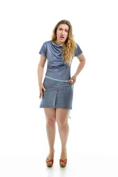 Sobrepeso Infeliz Jovem Mulher Medindo Sua Barriga Sobre Fundo Branco — Fotografia de Stock