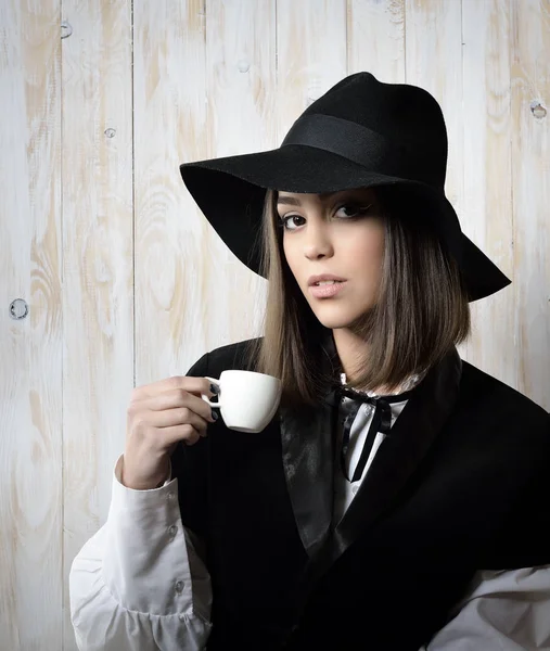 Kvinna i hatt med kaffe — Stockfoto