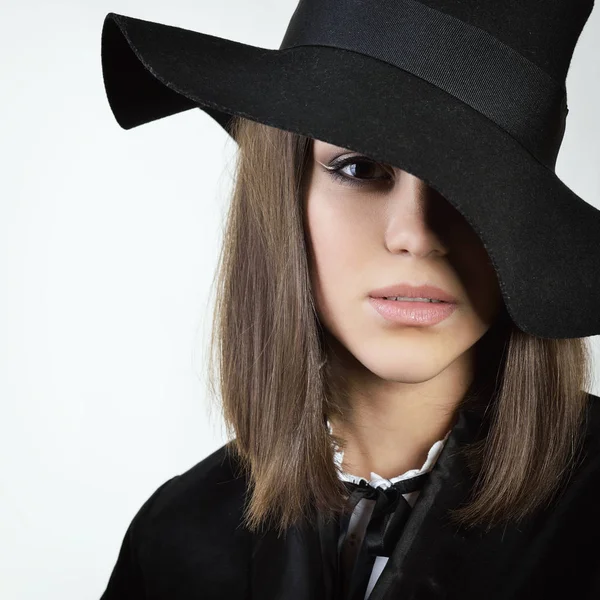 Hermosa mujer en sombrero negro — Foto de Stock