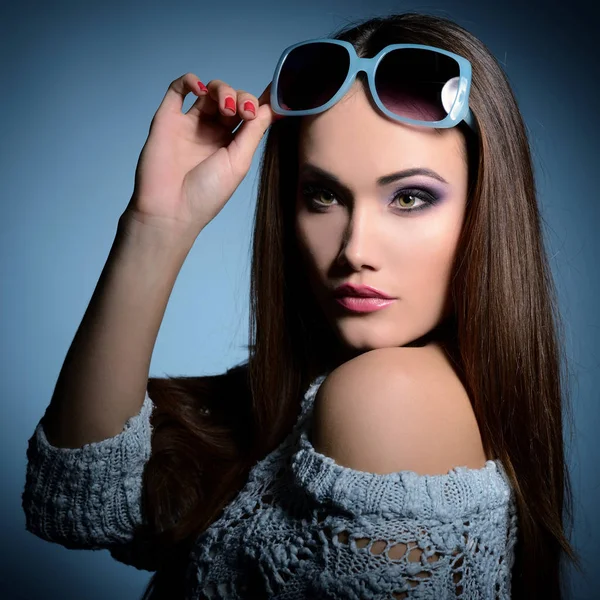 Young woman in sunglasses — Stock Photo, Image