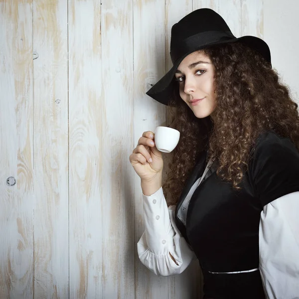 Mujer en sombrero con café —  Fotos de Stock