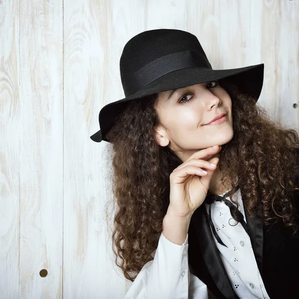 Красива жінка в чорному капелюсі — стокове фото