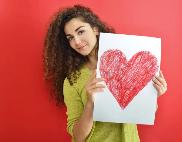 Femme étonnante avec coeur — Photo