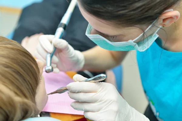 Dentysta utwardzania chorego dziecka — Zdjęcie stockowe