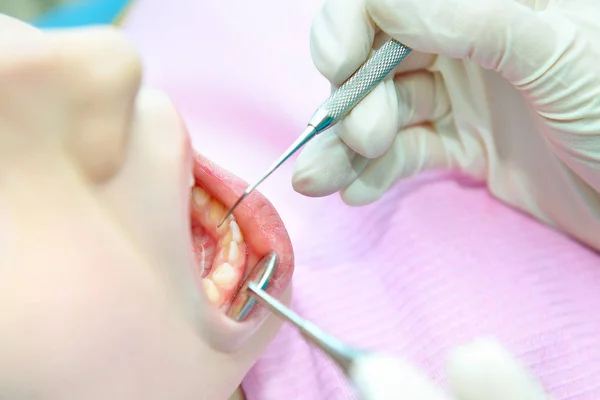 Dentysta utwardzania chorego dziecka — Zdjęcie stockowe