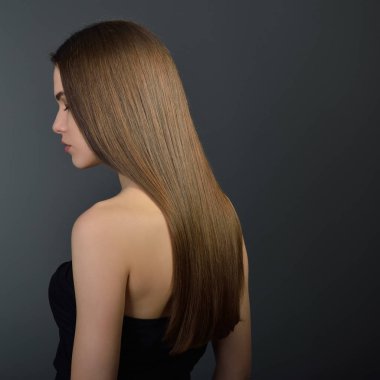 Uzun saçlı kadın.